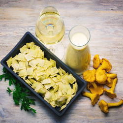 Petits Raviolis, Girolles Persillés et Sauce au Foie Gras