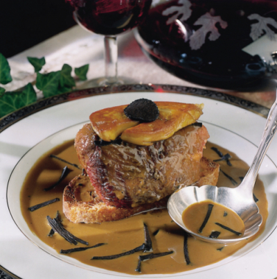 Le magret de canard à la sauce Périgeux aux truffes noires