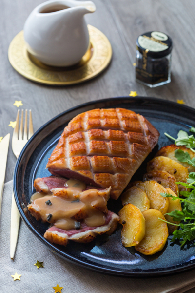 Magret de Canard Entier aux pommes Rôties et sa Sauce Périgueux