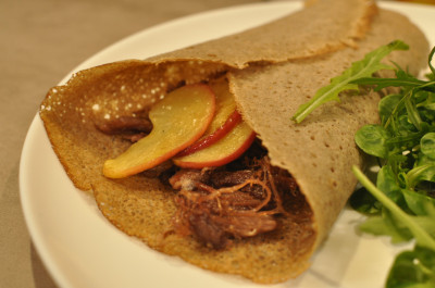 Galette de sarrasin garnie de confit de canard effiloché et de pommes fondantes