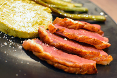 Magret de canard, mousseline d’asperges au parmesan et asperges fraîches