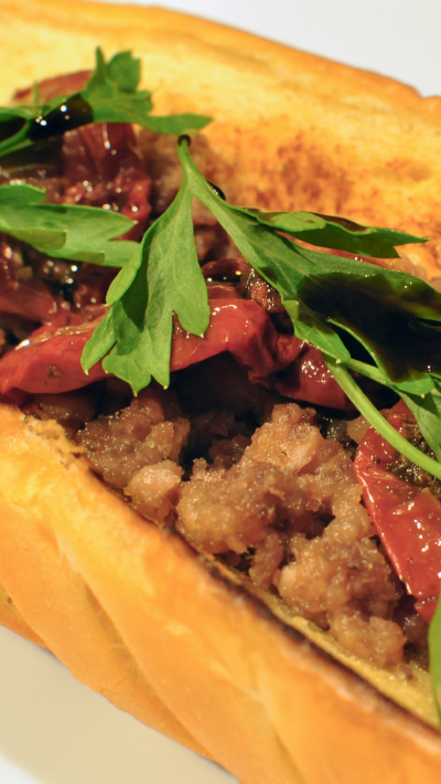 Sandwich à l'effiloché de canard confit : une recette printanière gourmande