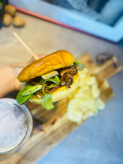 Burger confit de canard, comté et confit d'oignon au Monbazillac