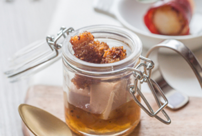 Verrines de Cubes de Foie Gras, Compotée d'Oignon à la Truffe d'Hiver et Crumble