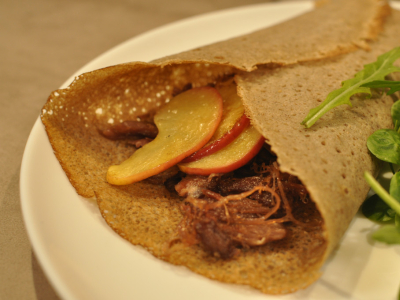 Galette de sarrasin garnie de confit de canard effiloché et de pommes fondantes 