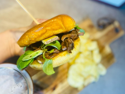 Burger confit de canard, comté et confit d'oignon au Monbazillac