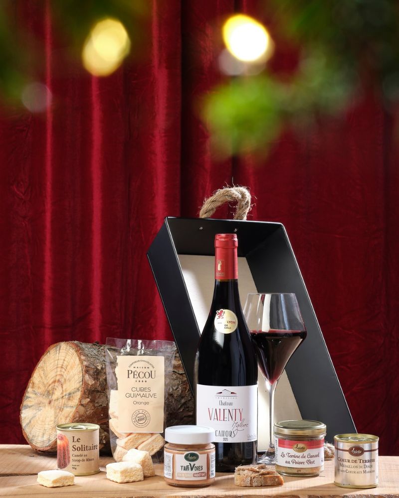 Composition gourmande Valette avec vin rouge et spécialités salées et sucrées