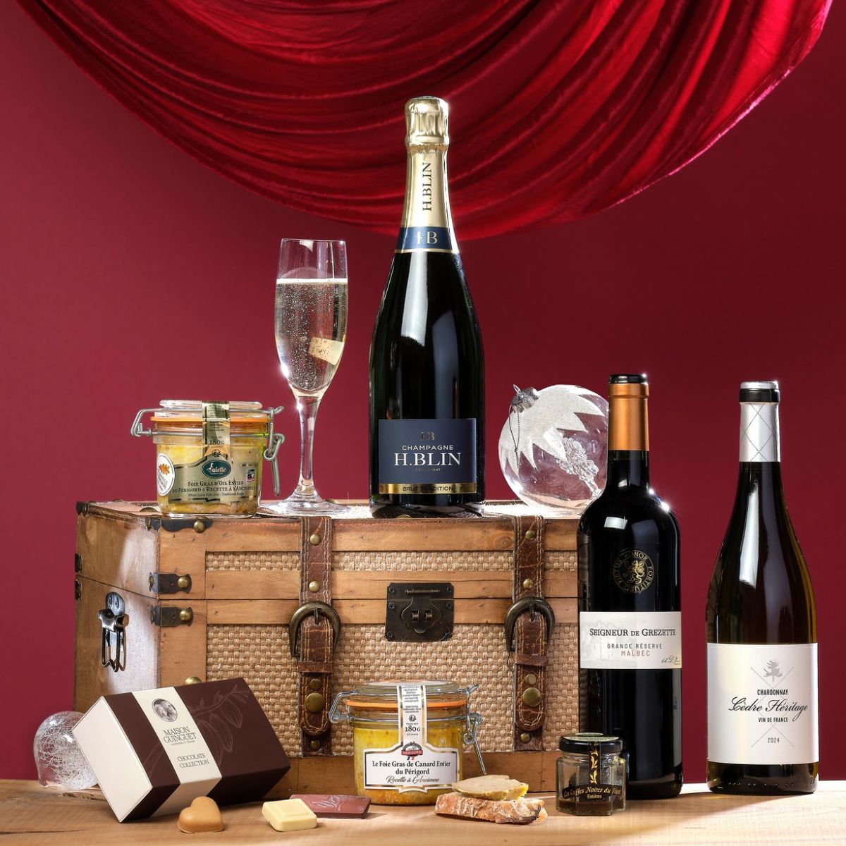 Coffret Noël d’Exception Valette avec foies gras, champagne, vins et spécialités gourmandes.