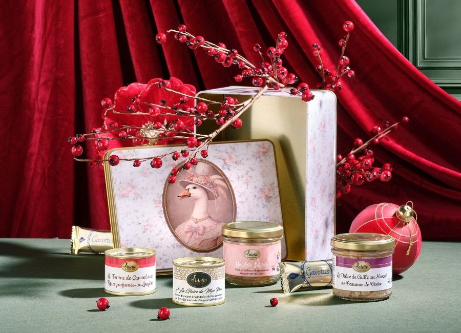 Coffret Valette La Sélection Royale avec sa boîte en métal décor Liberty et ses spécialités gourmandes.